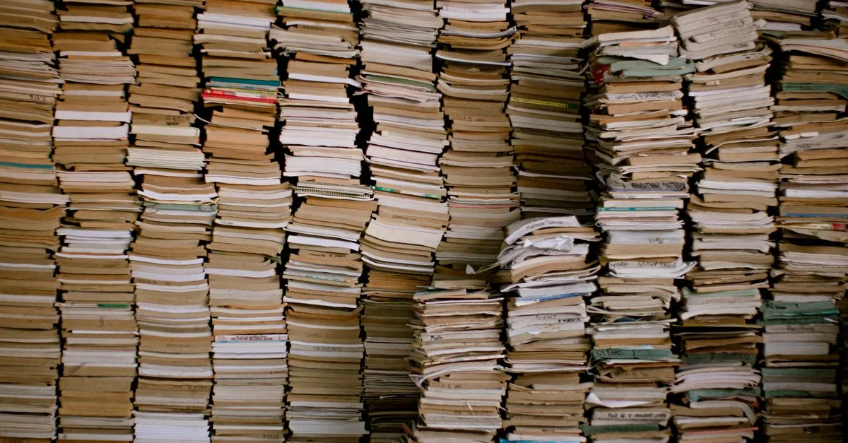 Des rangées de livres vintage empilés de manière organisée, capturant l'histoire littéraire.